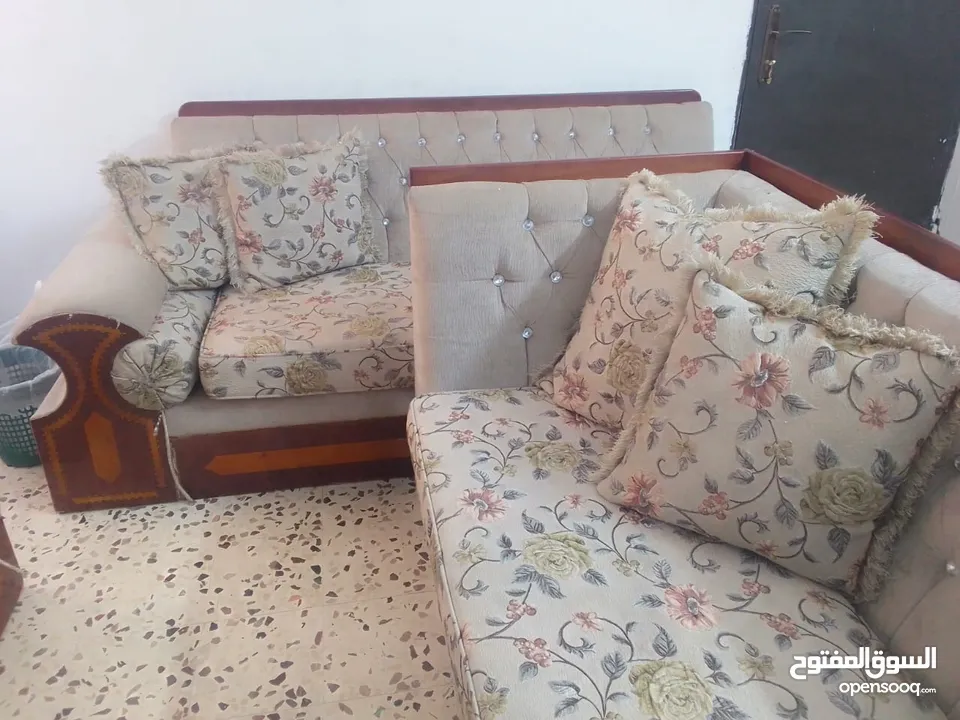 ديوانيه خشب زان شبه جديد تفصيل 22 مقعد كلفت تفصيل 2500 مطلوب فيها 900 قابل للتفاوض