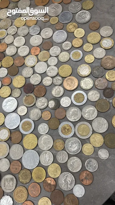 عملات اجنبية وطوابع قديمة