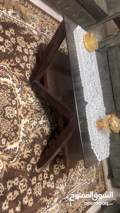 طاولة مع زجاج سيكوريت