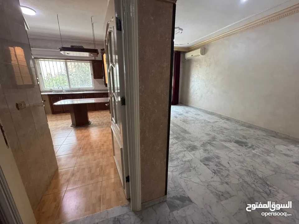 شقه طابق اول 190 متر خلف سوق السلطان