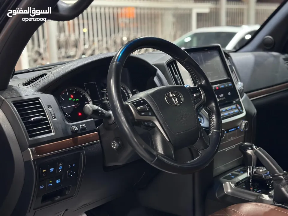 Land Cruiser VXS Black Edition