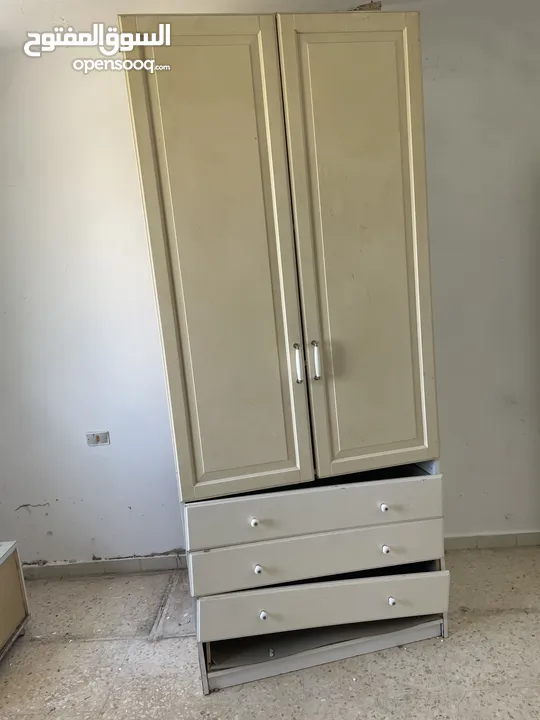 خزانتين ملابس من تصنيع شركة أيكيا وسبب البيع ليس التجديد بل الرحيل مع تخت مفرد ونص ماشاءالله