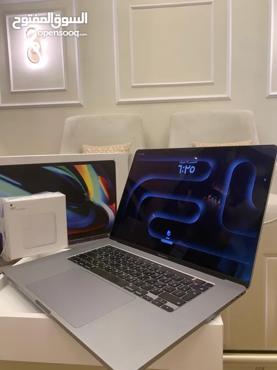 شاشة كبيرة جدا Macbook pro 16 inch  (شبه جديد مع كرتونة) شاحن جديد من ابل ومكفول بسعر مغري جدا