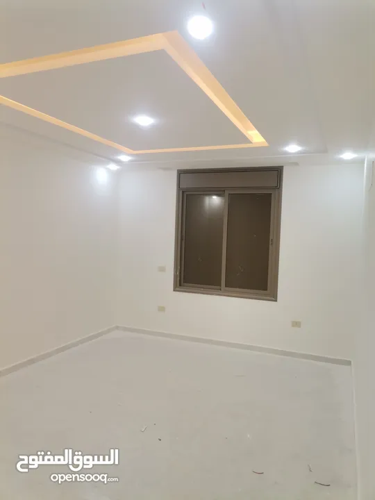 شقه مع رووف دوبلكس 220م للبيع جنوب كليه الطب لجامعه اليرموك خلف صيدليه الرازي وغرب دوار اللوازم