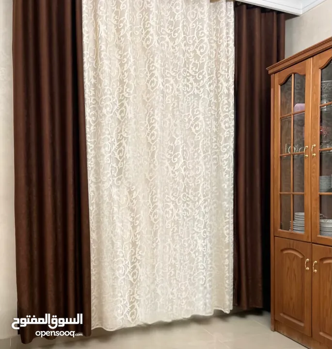 طقم كنبايات 7 مقاعد مع بوفيه خشبي أنيق مع طقم طاولات، 3 برادي، ثريتين، سجادة.