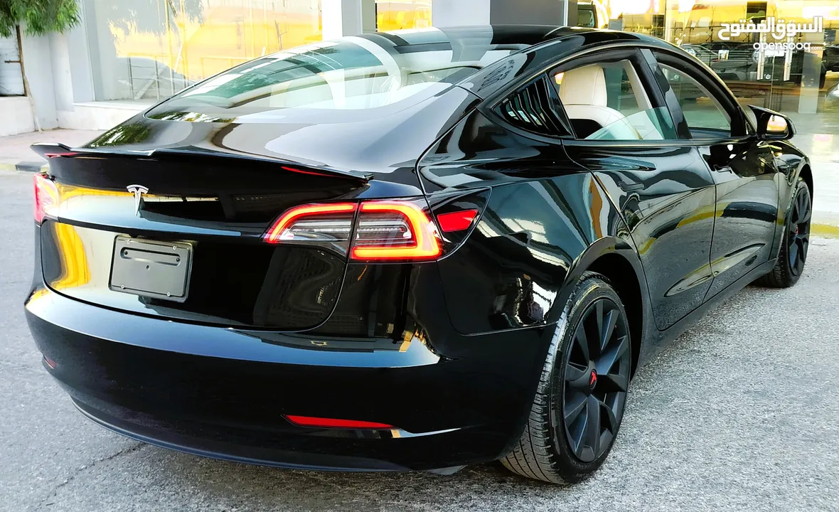 تيسلا 2023 model 3 فحص كامل اوتوسكور لون اسود ملوكي داخلي ابيض بحالة الوكالة بسعر لقطة ومحروووق