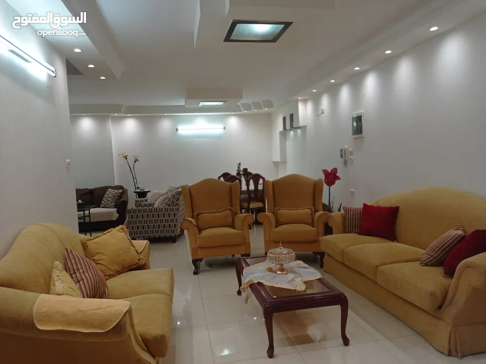 شقه مفروشه للايجار الشهري ،تصلح لعائله ،قريبه على الخدمات،مشمسه،خط سرفيس،قرب مستشفى الاتحاد ،ساحه