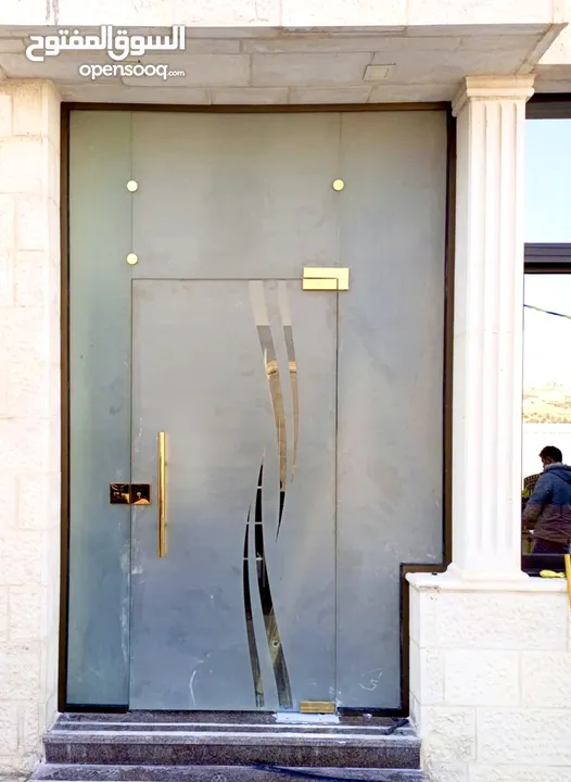 وتركيب السيكوريت والشور بوكس وجميع أعمال الزجاج والألمنيوم بجودة عالية"