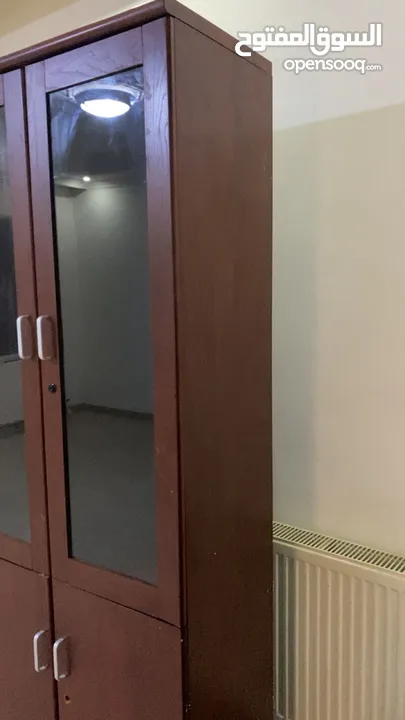 مكتب مع كرسي وخزانه شبه وكاله