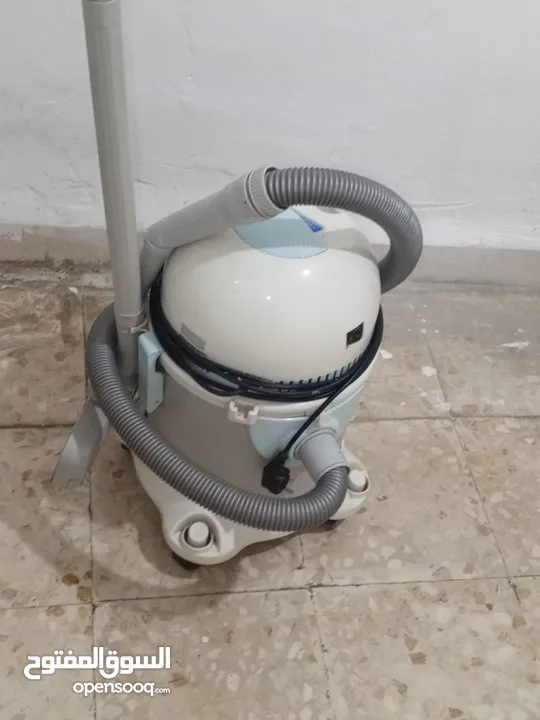 مكنسة كهربائية كراون 1000w مستعمل استعمال بسيط للبيع بسعر رخيص وسبب البيع السفر