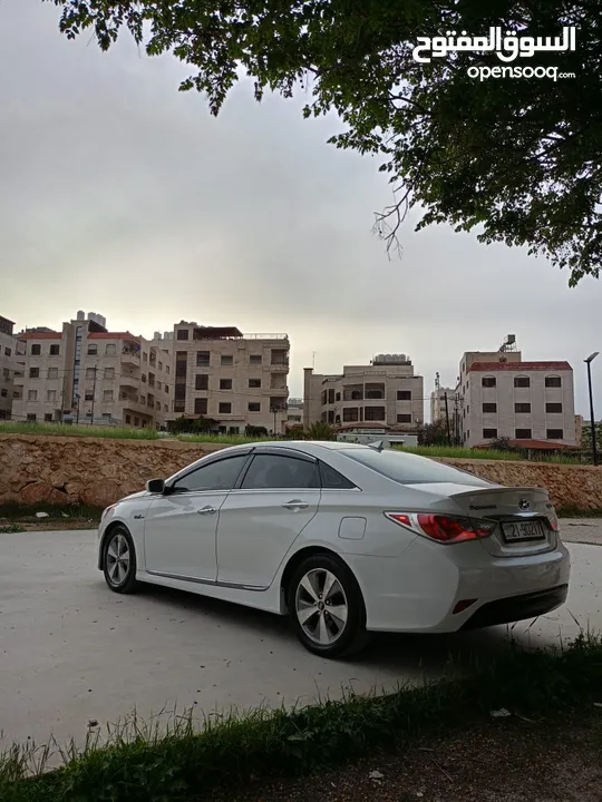 هونداي سوناتا هايبر 2012تويوتا كامري هايبرد كهرباء بريوس