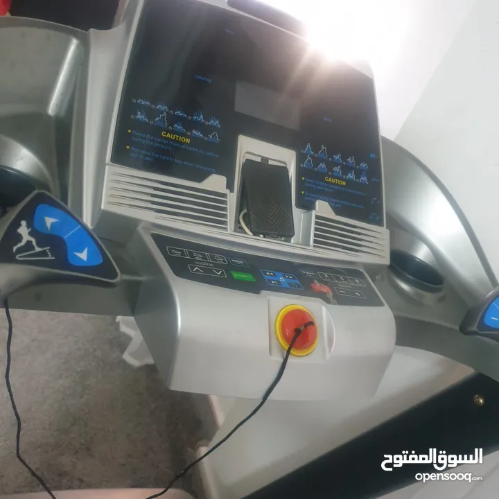 جهاز تريدمل بحاله ممتازه مواصفات عاليه حجم كبير الجهاز بتحمل اكتر من 120 كيلو وله ميزات رفع مش ع طلع