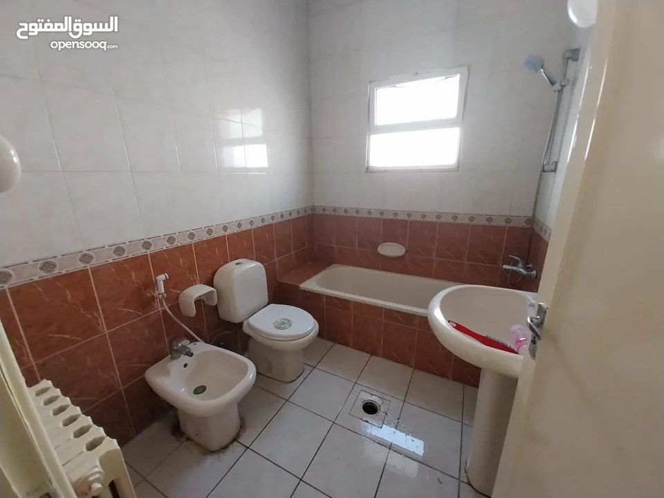 شقة غير مفروشة للإيجار ( Property 38600 ) سنوي فقط