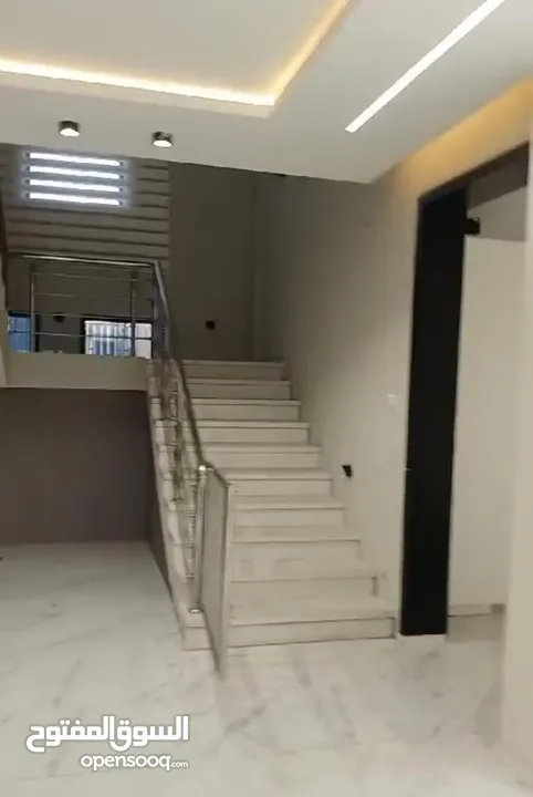 فرصه ذهبيه لامتلاك فيلا حجر ثلاث طوابق  كل طابق 200م2