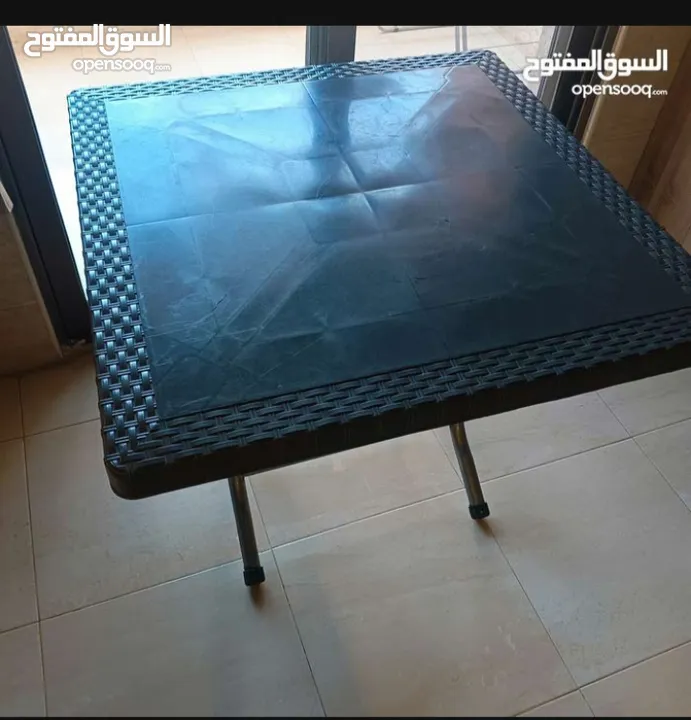 طاولة بلاستيك لون بني إستعمال بسيط
