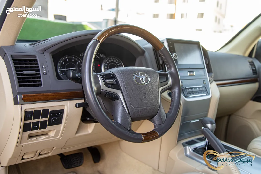 Toyota Land Cruiser 2016 GX-R   السيارة وارد الشركة و قطعت مسافة 116,000 كم فقط   اللون : ابيض