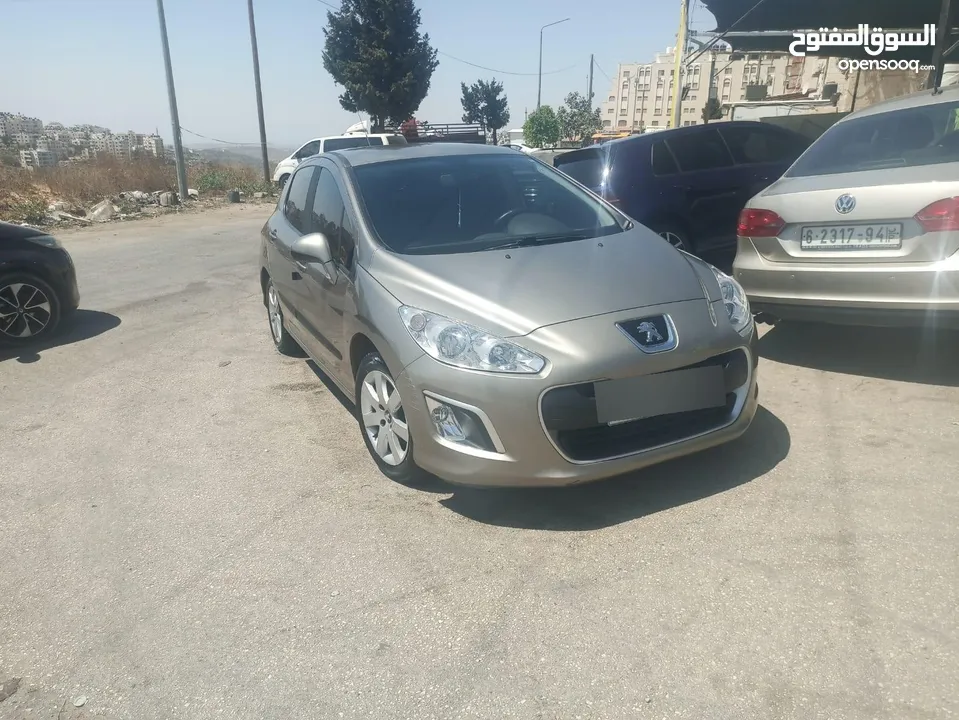 بيجو 2012 بحالة ممتازة عداد قليل جدا اصلي