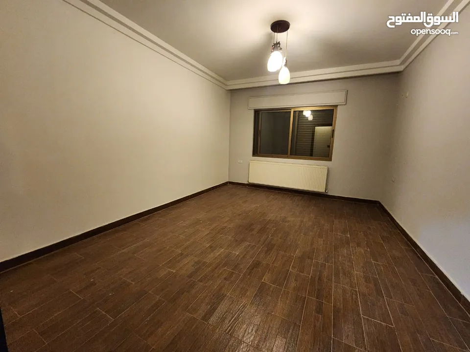 شقة مع روف منفصل فارغة للبيع في حي الصحابة - ref : 14580