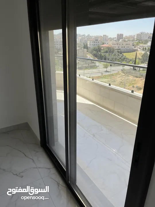 شقة طابق اخير مع روف/ مساحة 205م/ شفا بدران/ ترس واسع و مطل على شارعين/ صرف صحي واصل