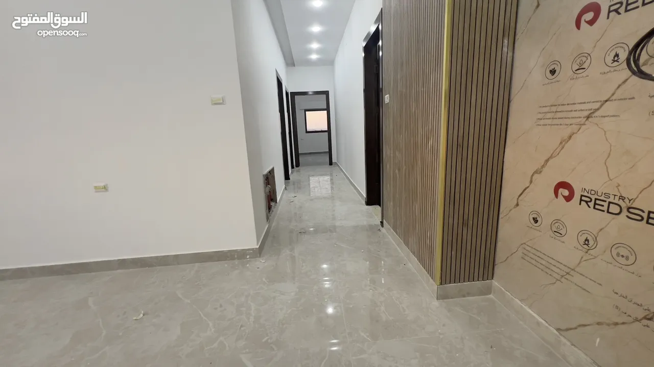 شقق طابقيه ارضيه  جديده فاخره في الزرقاء الجديده شارع الونك ( الكرامه )