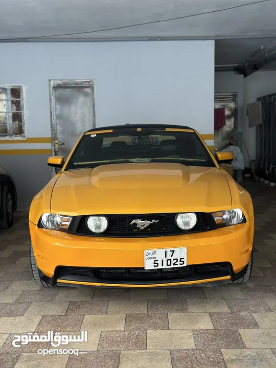 Ford Mustang 2012 convertible 3.7 [clean title}
