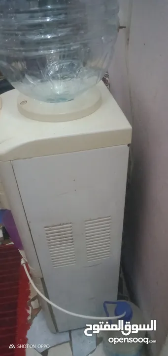 مبردة مياه كولدير 2 حنفيه وارد السعودية ساقع وساخن. وبه بثلاجه ميني بار لحفظ الوجابات والشك