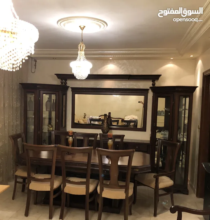 طاوله سفره 8 كراسي مع بوفيه ومرايه وفضيات عدد2