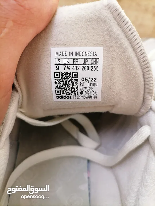بوت adidas اشي فخامه ع لبس ومشي زي مهو بصور صناعه أندونيسي زي ما مكتوب  النمره(41.5_42)  الموقع عمان
