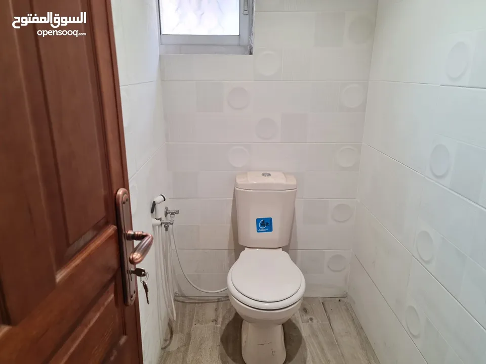 محل تجاري للايجار بالقرب من وسط البلد في مدينة الخليل مع واجهة بارزة على الشارع الرئيسي