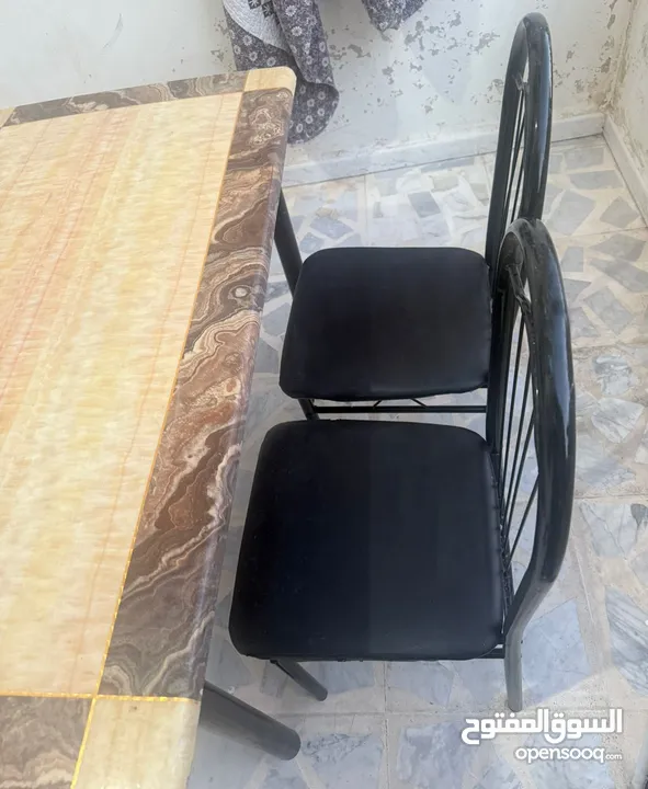 طاولة بسطح ستانليس ستيل مع 4 كراسي حديد – بحالة جيدة!
