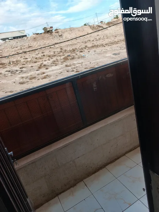 شقه 100 متر طابق اول 3 غرف نوم وصالون كبير وحمامين ومطبخ راكب وبرنده ويوجد اصنصيل وكراج عماره موجوده
