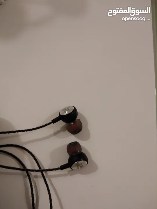 سماعات JBL سلكيه بحالة الوكاله استعمال خفيف جدا.. صوت قوي ورائع