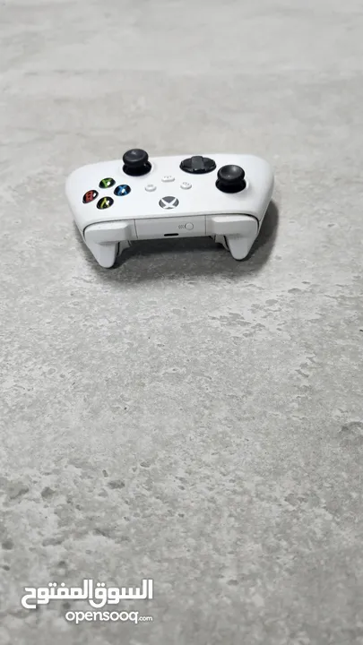جهاز xbox series s اصليه مع يدتين اصليات وحده بلون ابيض واخرى بلون احمر
