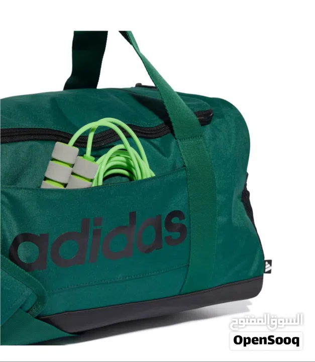 حقيبة دافل لينير بحجم صغير من  اديداس لون اخضر مع قنينة بيرفورمنس لون اسود مجاناً