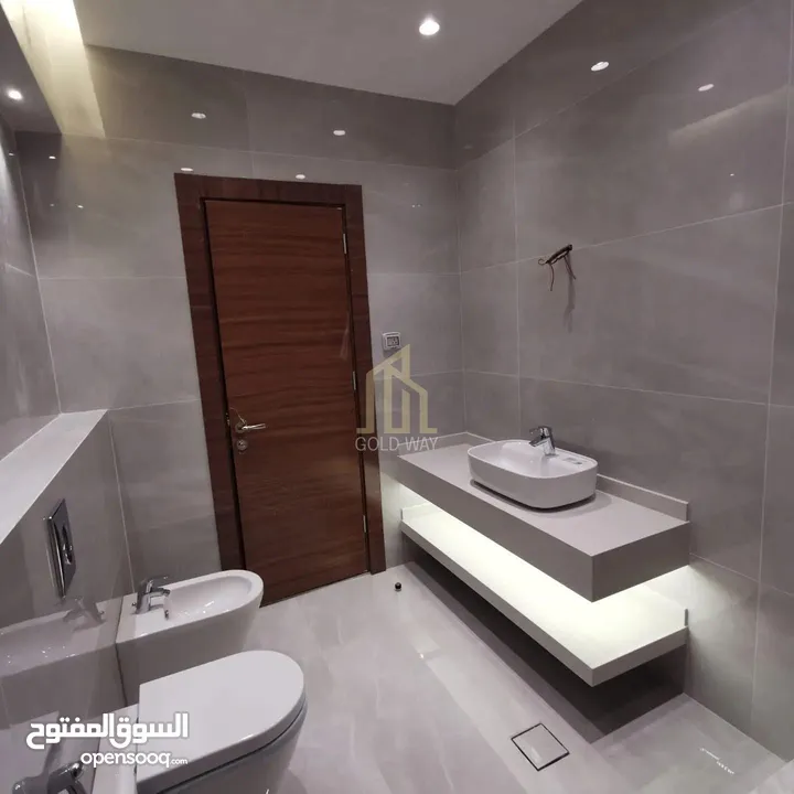 في أجمل مناطق طريق المطار خلف المدارس العالميه شقة أرضيه 290م بتشطيب راقي/ ref 9493