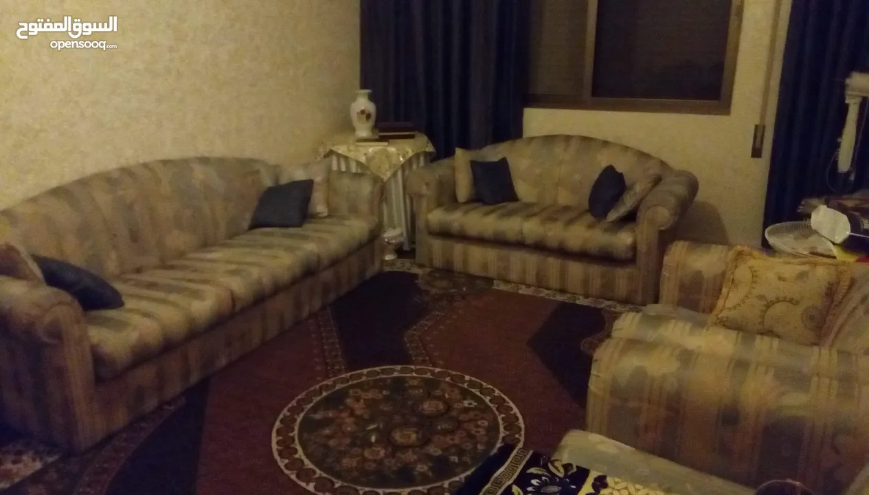 طقم كنب بحالة جيدة جدا للبيع بسعر تشجيعي