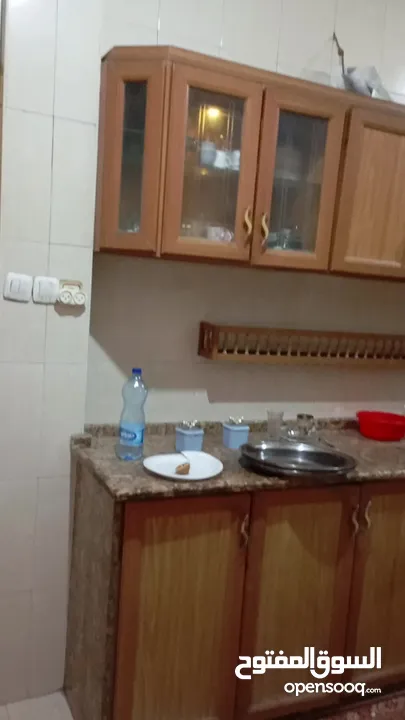 مطبخ للبيع المنيوم وخشب زان اصلي لون مميز وخزائن وأبواب المنيوم وخشب زان اصلي