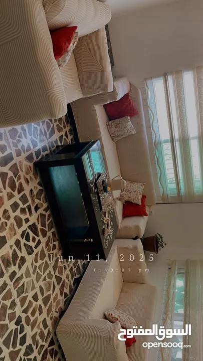 طاولة وسط مع 2جنابيات