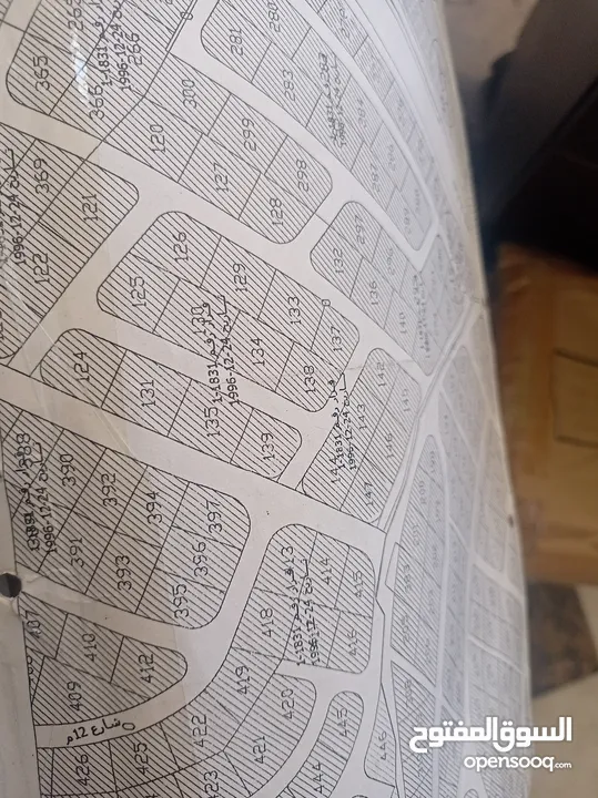 ارض للبيع مساحتها 1070م  قرب ش السلام ناعور ومرج الحمام واجهه عربضة مستوية مربعة  تصلح لاسكان سكن ب