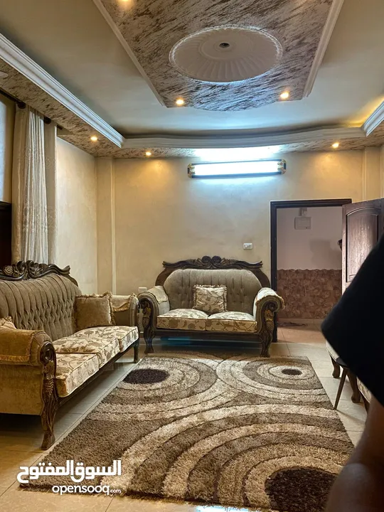 كنب  باللون البيج المميز للبيع بسعر مناسب