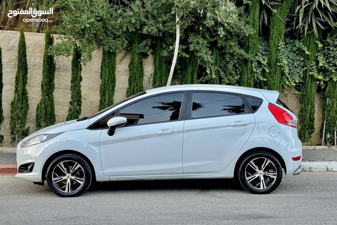 ‏Ford Fiesta 2017 ، اوتوماتيكك ،  مطور 1600 ،، فحص ممتاز تخلو من الحوادث او الضربات اغلبها بوية شركة