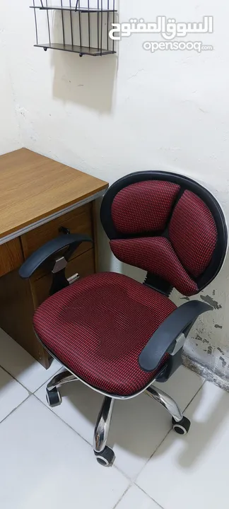 كرسي ومكتب استعمال قليل