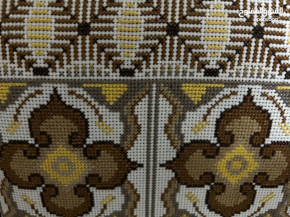 مرايا وعلاقة تطريز يدوي .. شغل يدوي متقن مع اطار خشب