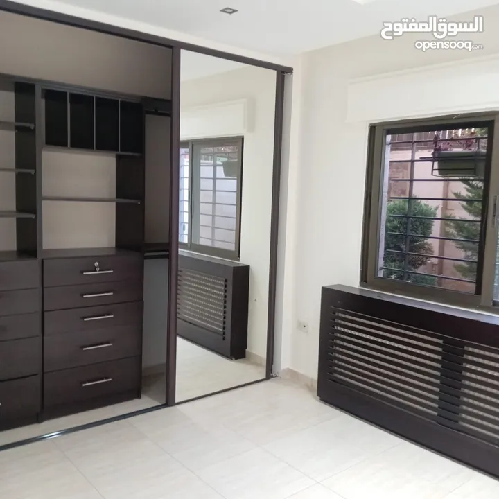 خلدا ـ شقه ارضيه فارغه للايجار ـ 200 متر داخلي  200 متر خارجي + حديقه مشجره - كراج خاص