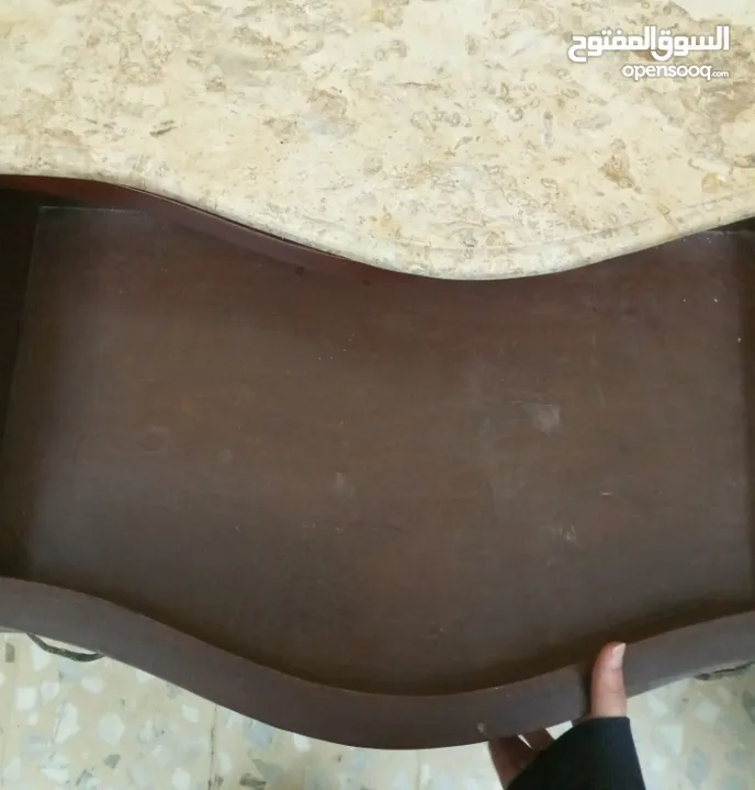 بيرو مصري خشب قديم سطح رخام ملبس بنحاس عالجوانب بحال جيد جدا والشكل روعة