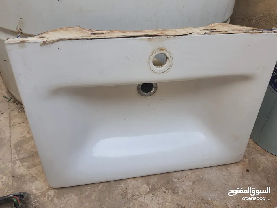مرحاض عدد 2 ومغسلة  مستعملة