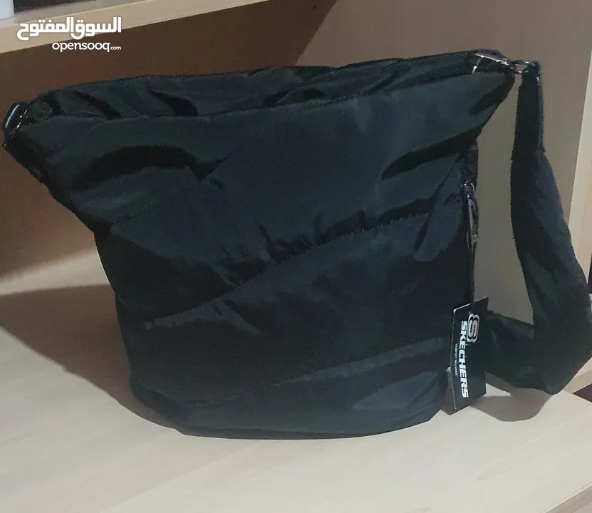 حقيبة كتف سوداء ماركة سكتشرز