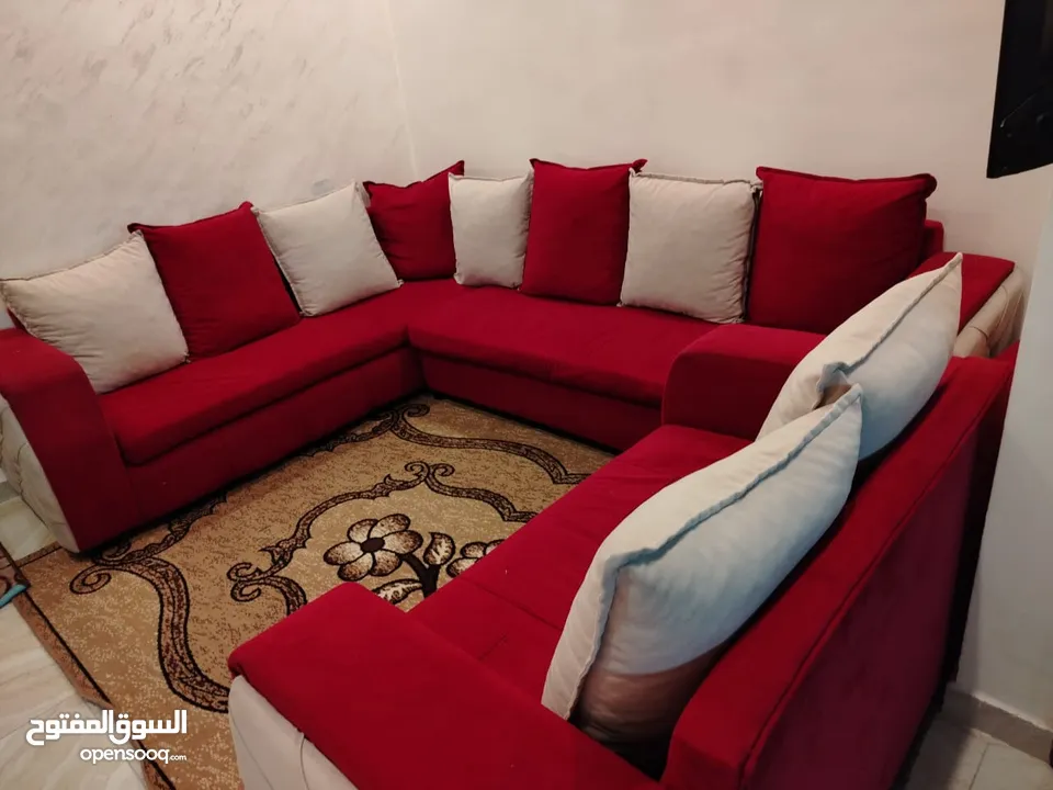 طقم كورنر 9  مقاعد بحالة جيدة جدا لون خمري وبيج