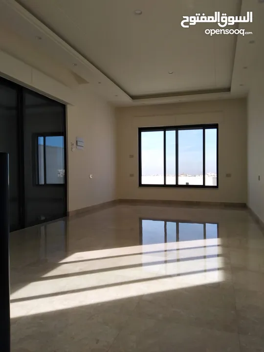 اخير مع روف للبيع في عبدون / الرقم المرجعي : 13666