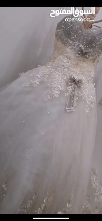 فستان زفاف جميل للبيع ملبوس مرتين فقط شبه جديد